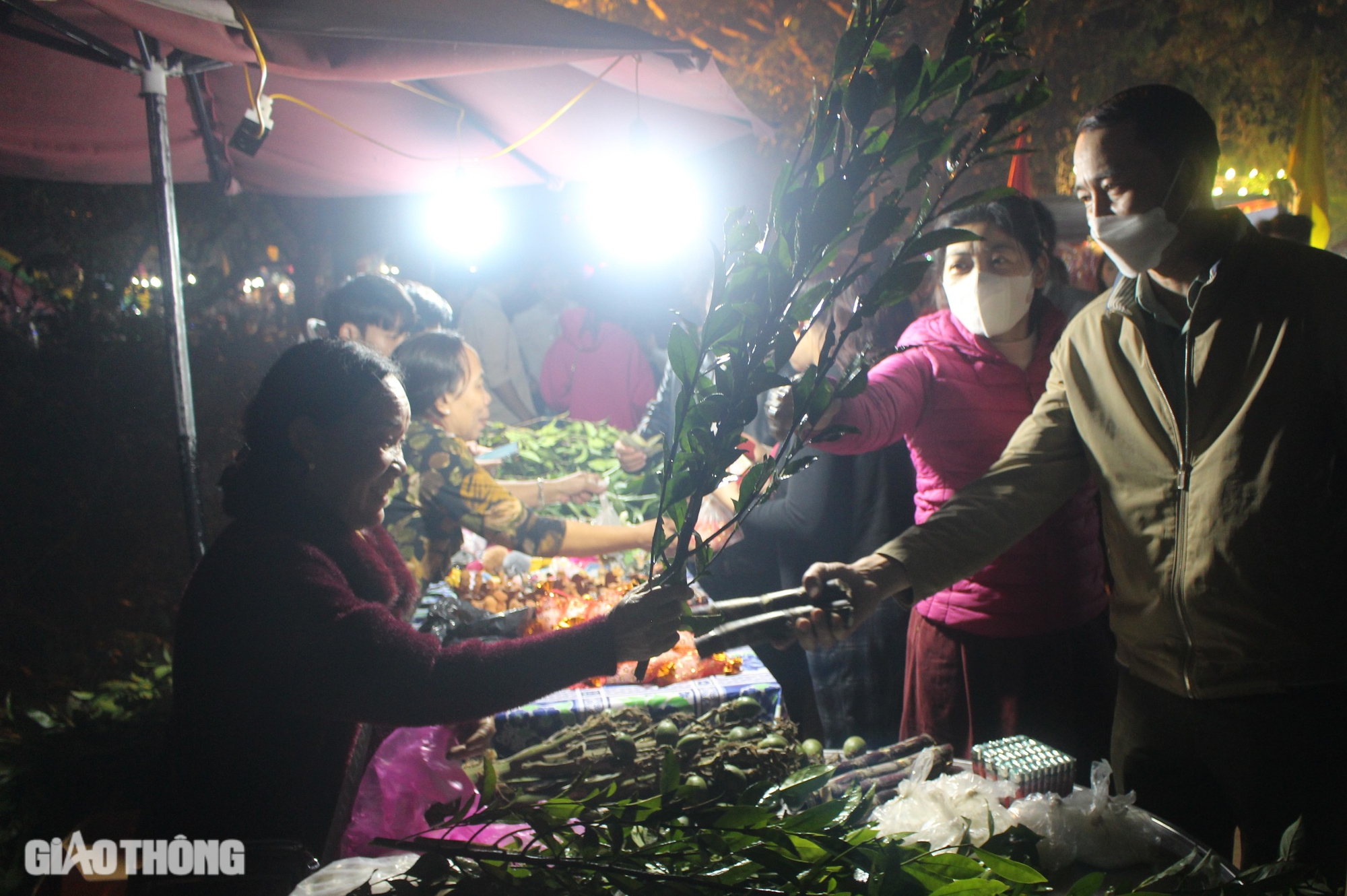 Độc đáo phiên chợ mỗi năm họp một lần lúc nửa đêm ở Quảng Trị- Ảnh 9. Độc đáo phiên chợ mỗi năm họp một lần lúc nửa đêm ở Quảng Trị- Ảnh 9.