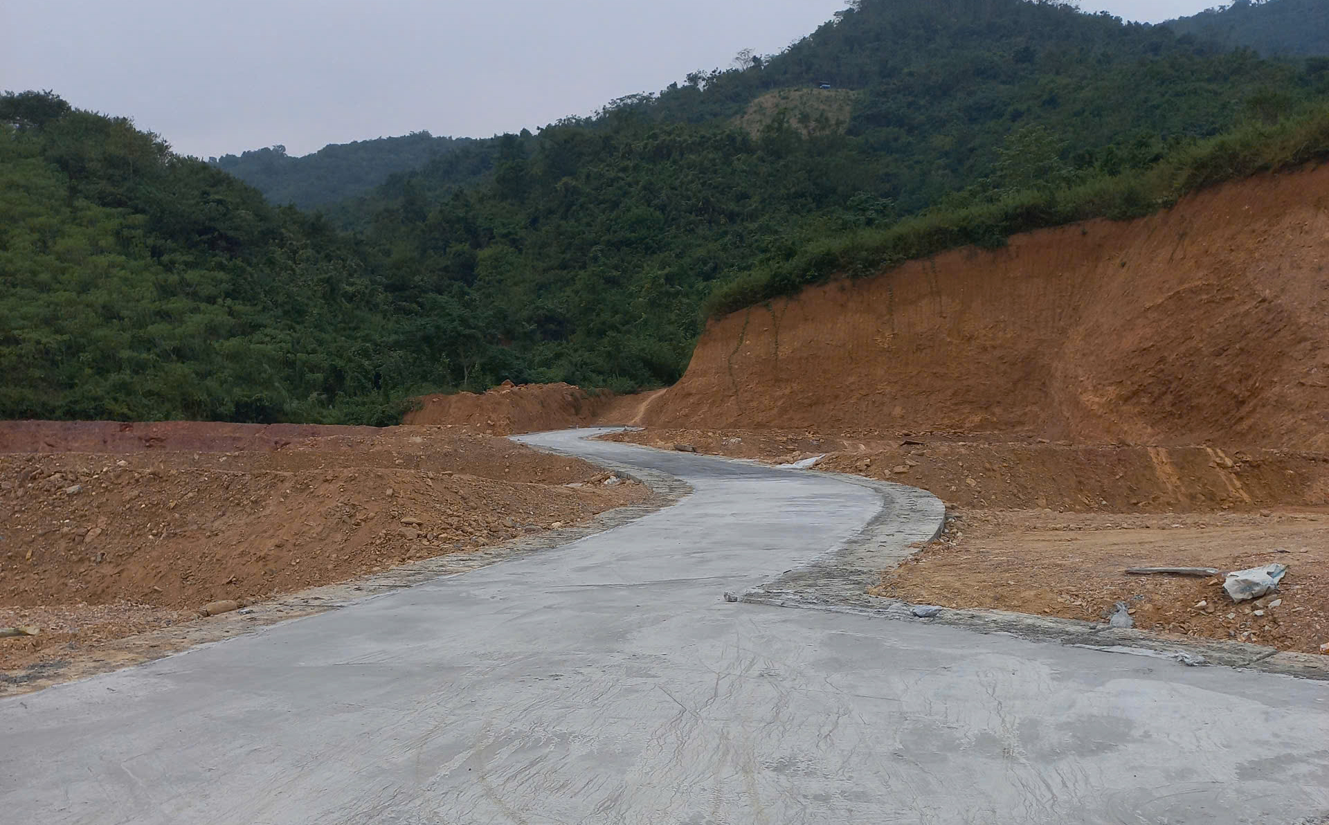 Người dân vùng lũ quét kinh hoàng xứ Nghệ nhận đất tái định cư ngay đầu xuân mới- Ảnh 1. Người dân vùng lũ quét kinh hoàng xứ Nghệ nhận đất tái định cư ngay đầu xuân mới- Ảnh 1.