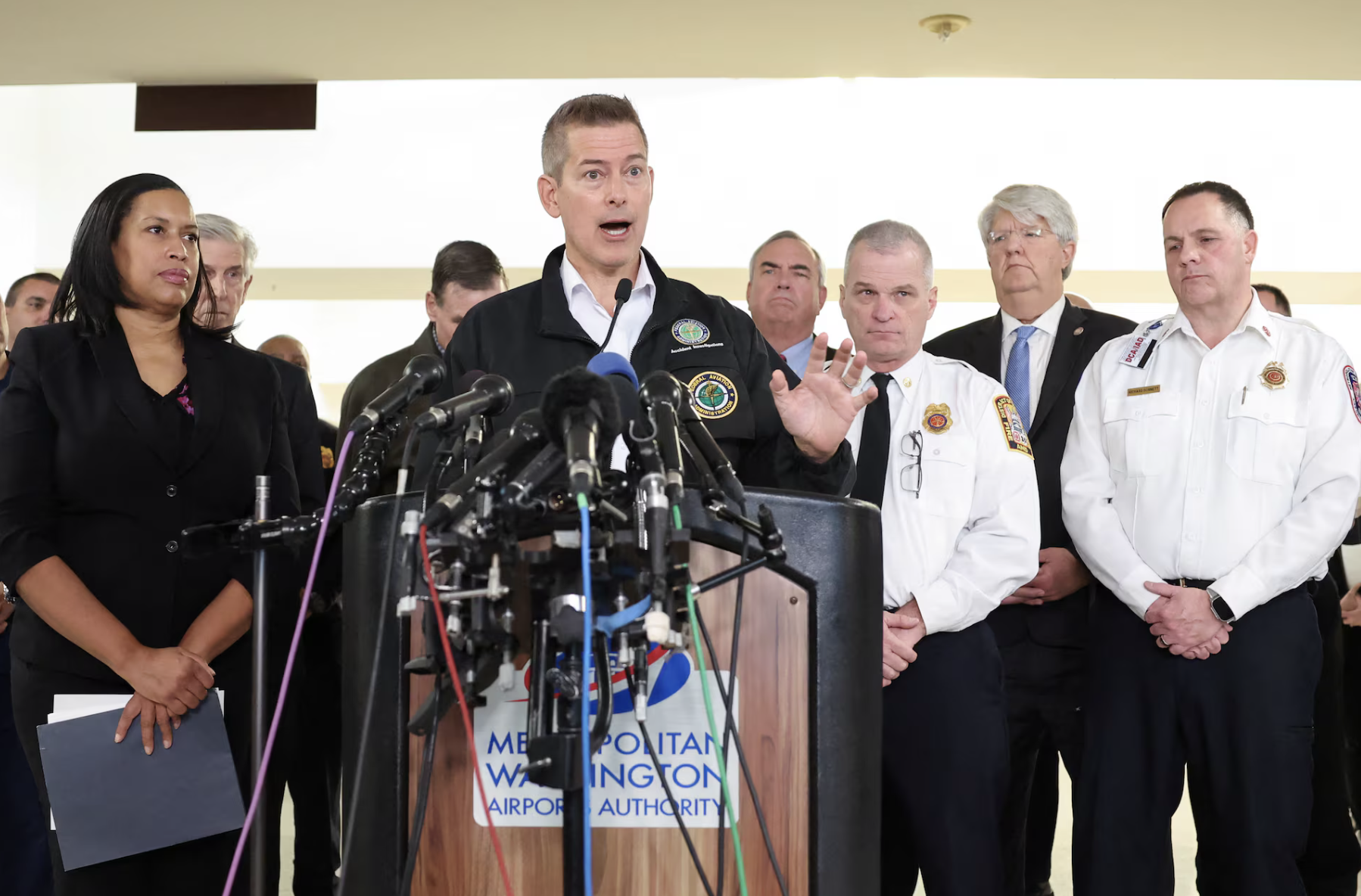 Bộ trưởng Giao th&ocirc;ng Mỹ tuy&ecirc;n bố cải c&aacute;ch FAA sau tai nạn h&agrave;ng kh&ocirc;ng ở Washington- Ảnh 1.