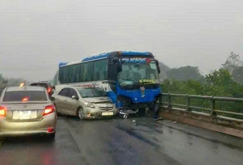 Ba &ocirc; t&ocirc; va chạm li&ecirc;n ho&agrave;n tr&ecirc;n cao tốc Nội B&agrave;i - L&agrave;o Cai- Ảnh 1.