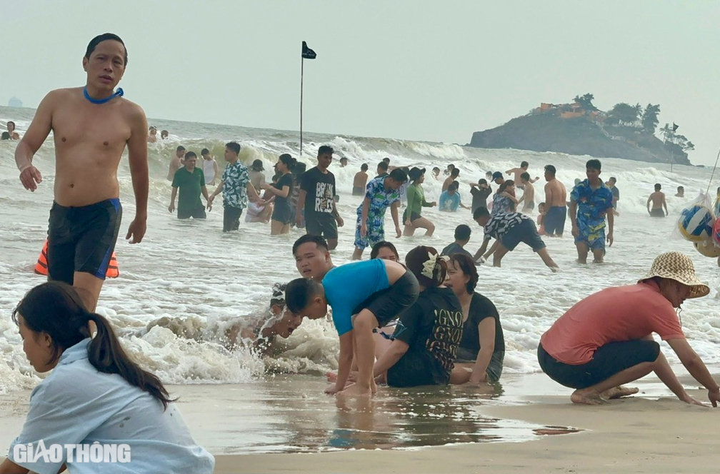 Phố biển Vũng Tàu đông nghẹt du khách ngày mùng 3 Tết- Ảnh 10. Phố biển Vũng Tàu đông nghẹt du khách ngày mùng 3 Tết- Ảnh 10.