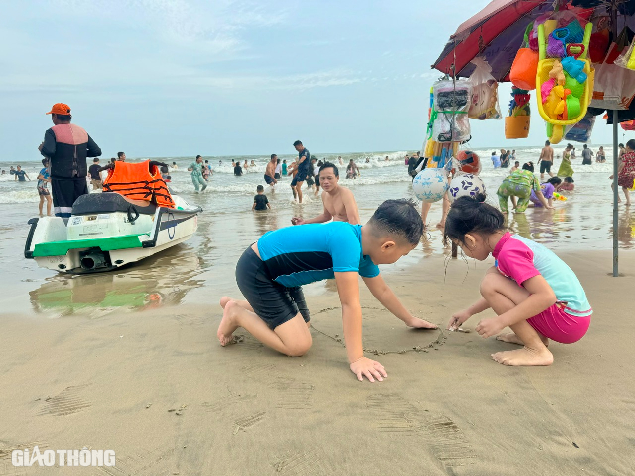 Phố biển Vũng Tàu đông nghẹt du khách ngày mùng 3 Tết- Ảnh 1. Phố biển Vũng Tàu đông nghẹt du khách ngày mùng 3 Tết- Ảnh 1.