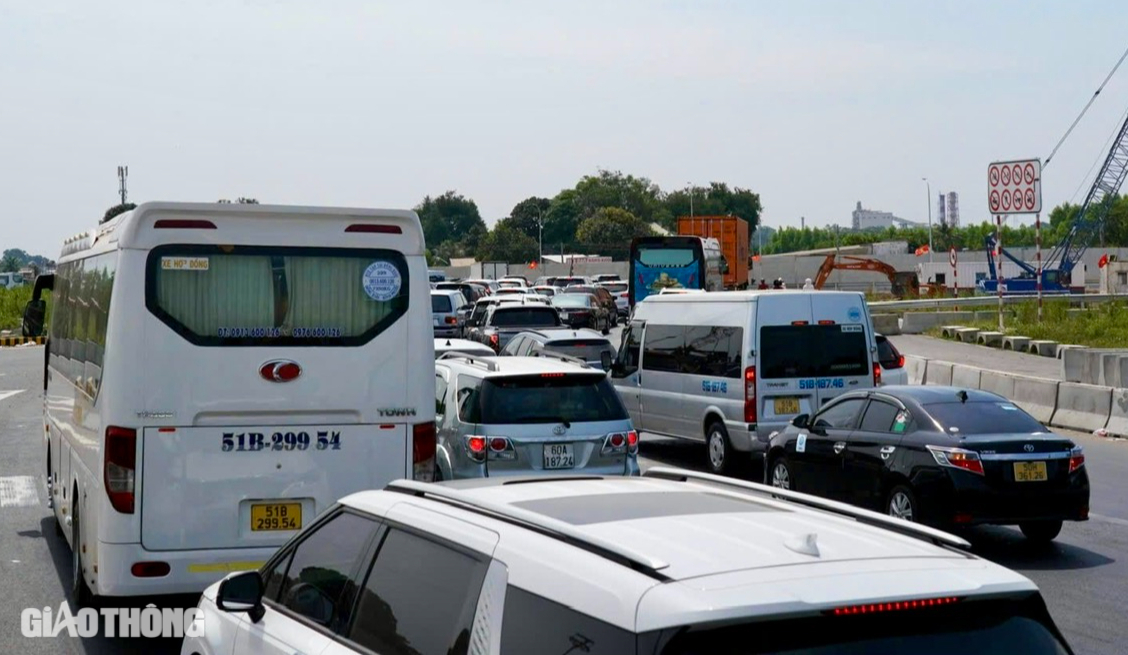 Phố biển Vũng Tàu đông nghẹt du khách ngày mùng 3 Tết- Ảnh 9. Phố biển Vũng Tàu đông nghẹt du khách ngày mùng 3 Tết- Ảnh 9.