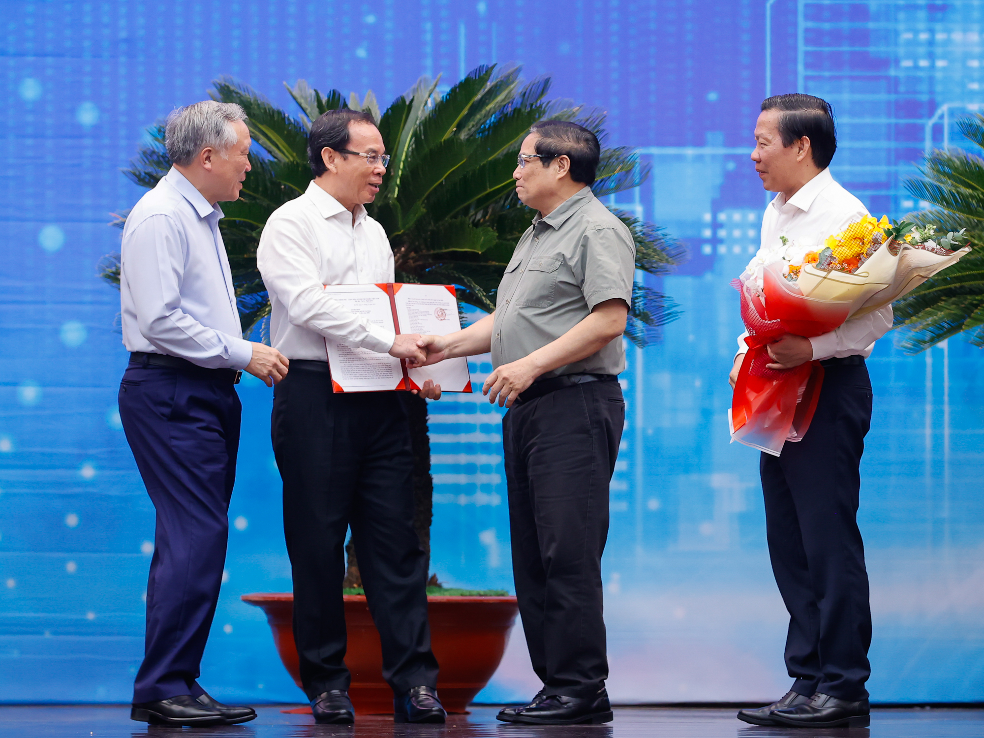 Thủ tướng: TP.HCM mở hướng ph&aacute;t triển kh&ocirc;ng gian vũ trụ, kh&ocirc;ng gian ngầm v&agrave; biển- Ảnh 3.