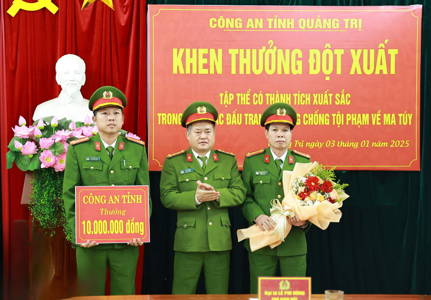Ph&aacute;t hiện 10 b&aacute;nh heroin, 15kg nghi ma t&uacute;y tr&ecirc;n &ocirc; t&ocirc; kh&aacute;ch gặp tai nạn ở Quảng Trị- Ảnh 1.