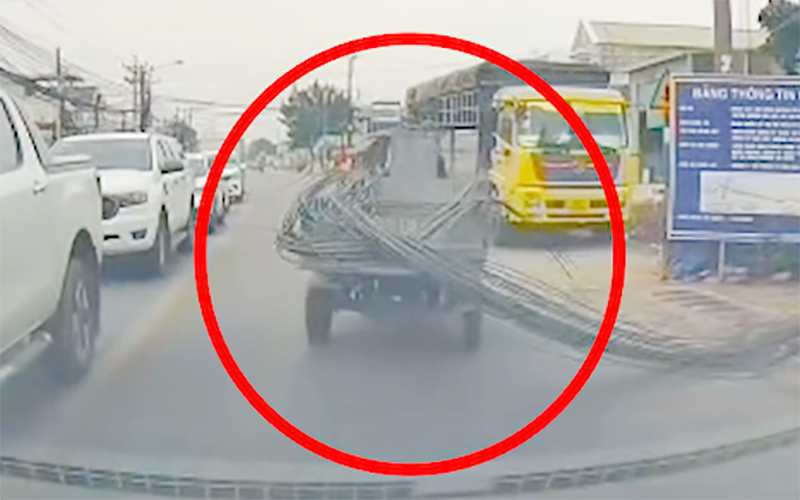 Cuộn sắt cồng kềnh tr&ecirc;n xe ba g&aacute;c bất ngờ bung ra, su&yacute;t văng tr&uacute;ng người đi đường