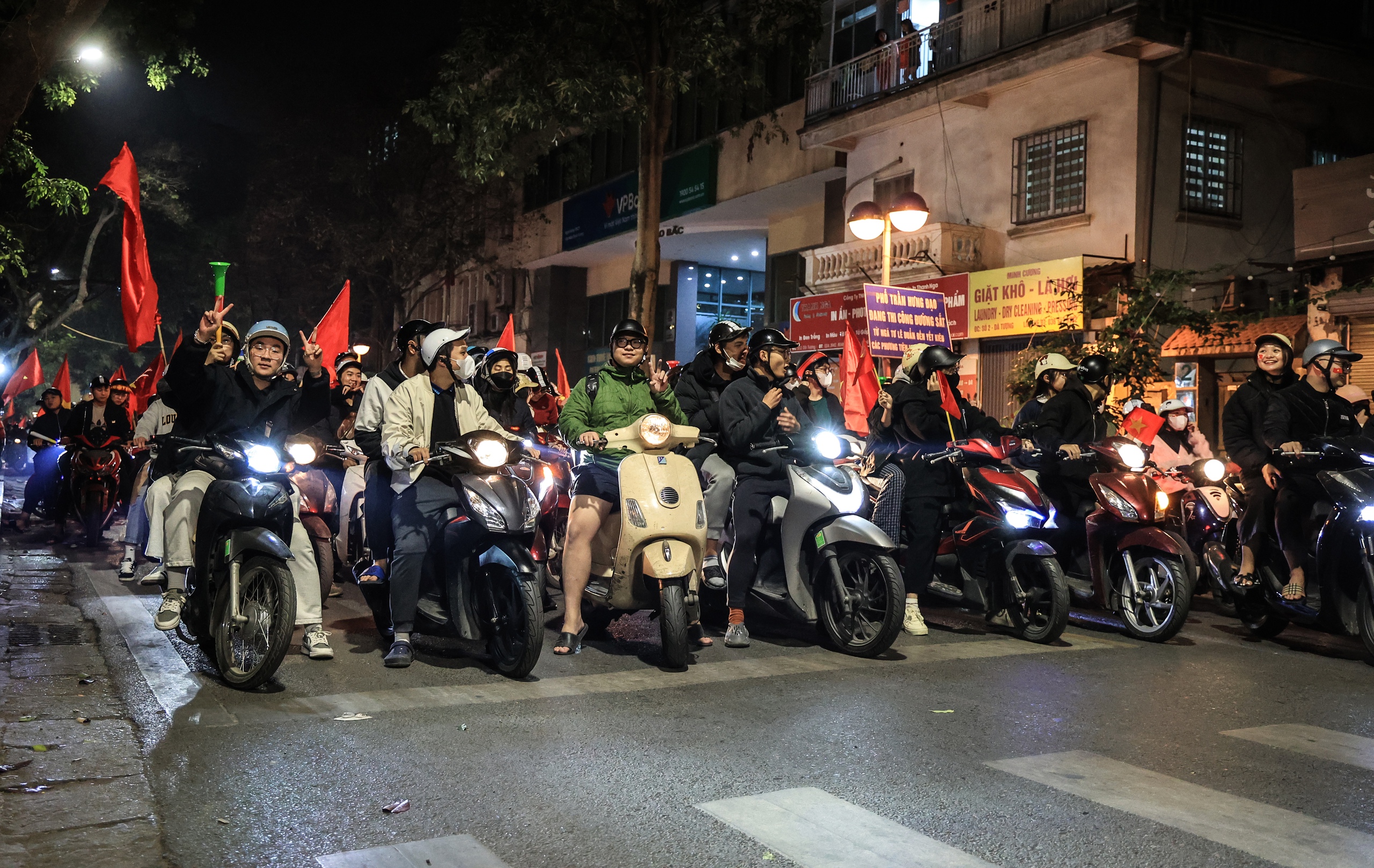 Biển người đổ ra đường mừng tuyển Việt Nam v&ocirc; địch ASEAN Cup 2024- Ảnh 9.