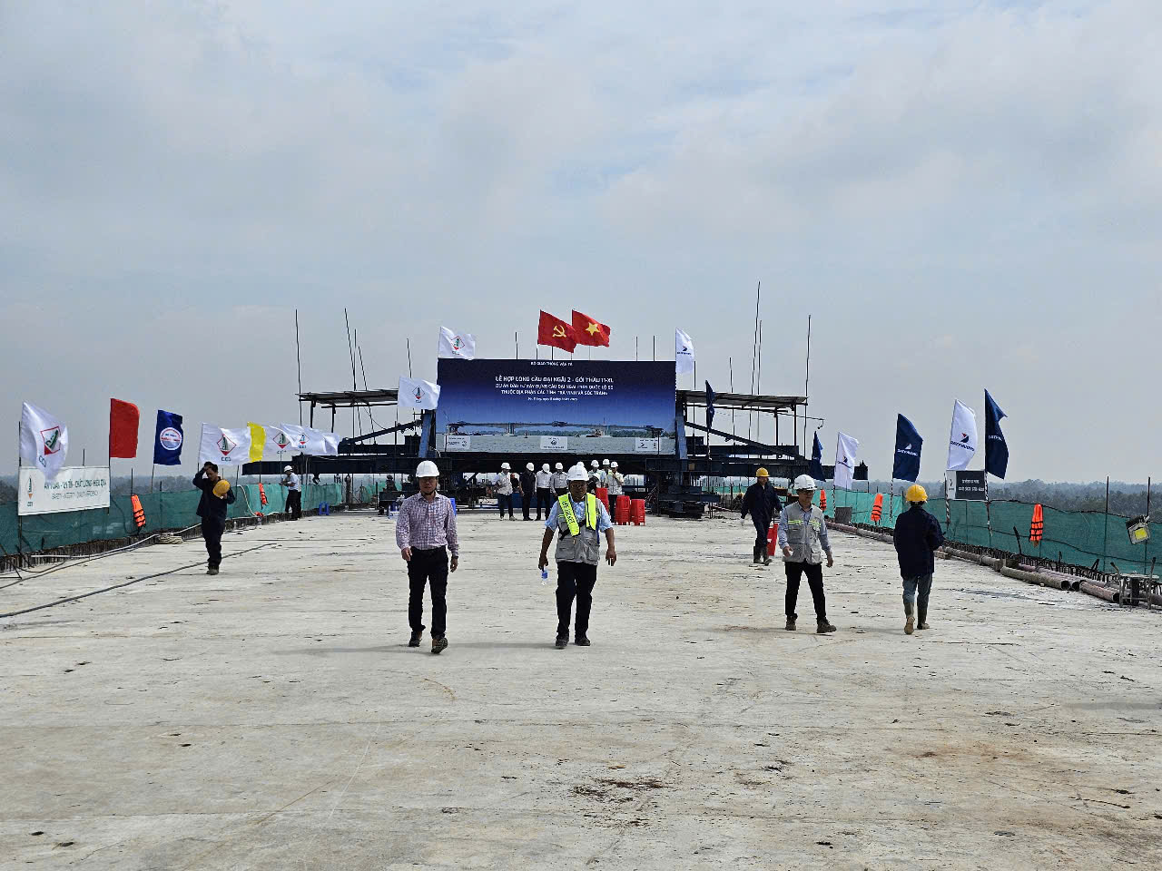 Hợp long cầu Đại Ng&atilde;i 2 vượt tiến độ 7 th&aacute;ng- Ảnh 2.