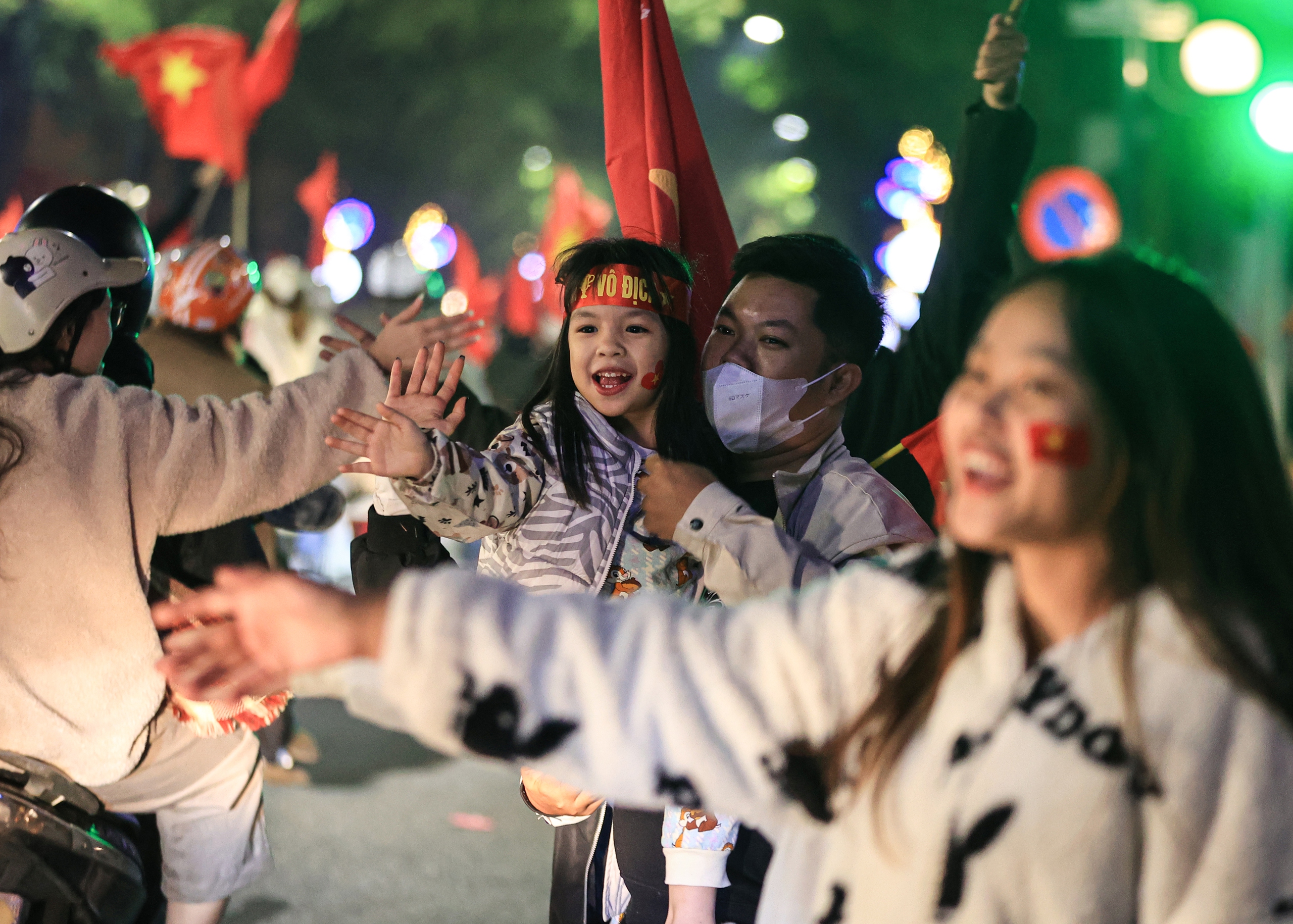 Biển người đổ ra đường mừng tuyển Việt Nam v&ocirc; địch ASEAN Cup 2024- Ảnh 11.