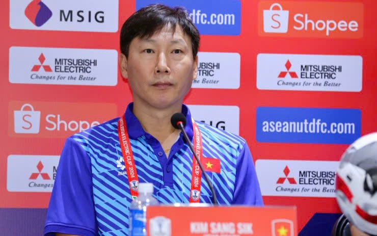 HLV Kim Sang-sik thất vọng v&igrave; h&agrave;nh động của cầu thủ Th&aacute;i Lan
