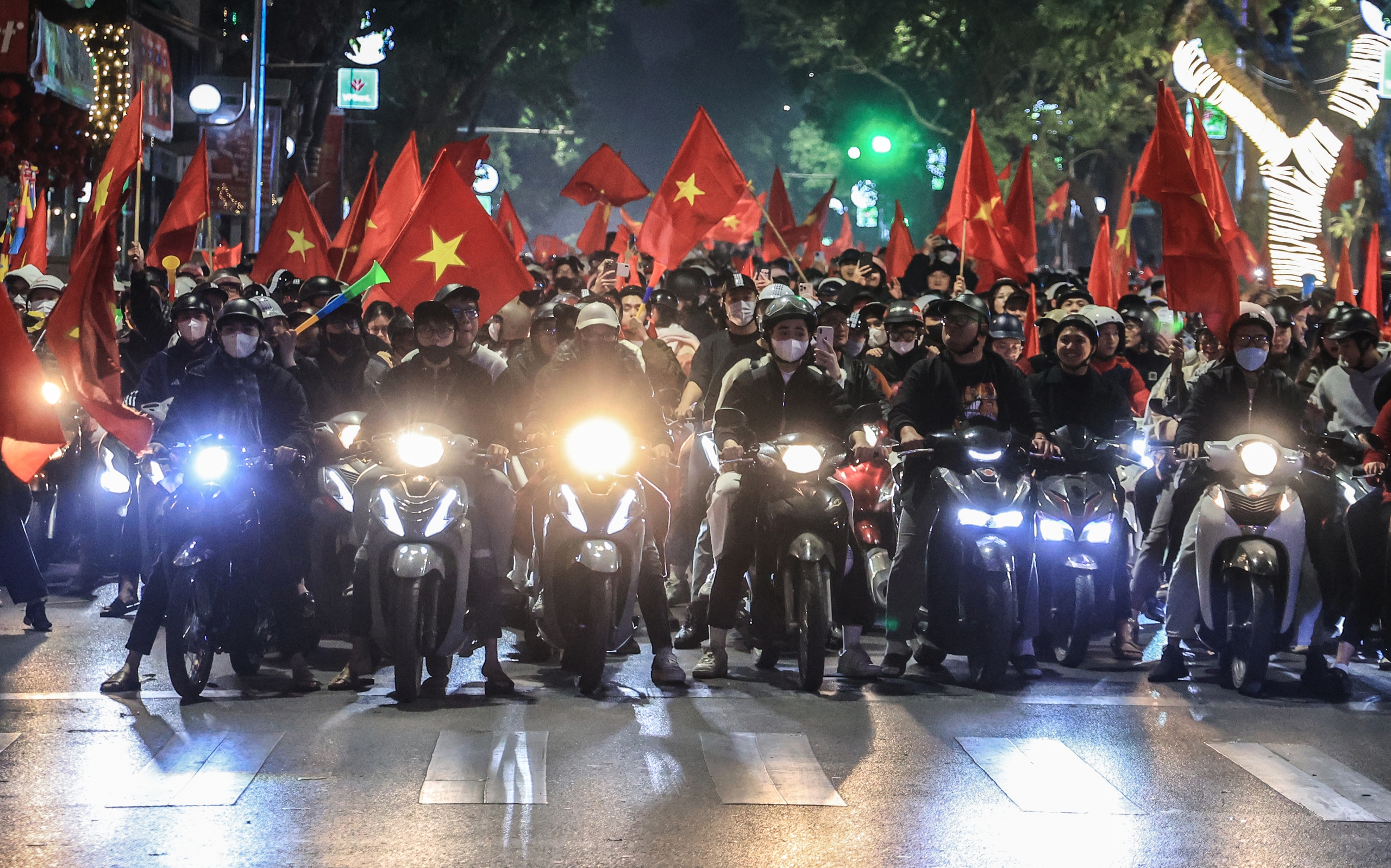 Biển người đổ ra đường mừng tuyển Việt Nam v&ocirc; địch ASEAN Cup 2024- Ảnh 8.