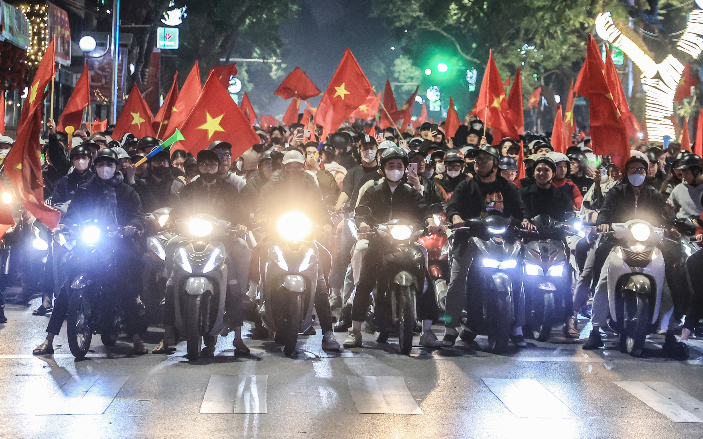 Người d&acirc;n cả nước xuống đường mừng tuyển Việt Nam v&ocirc; địch AFF Cup lần thứ 3