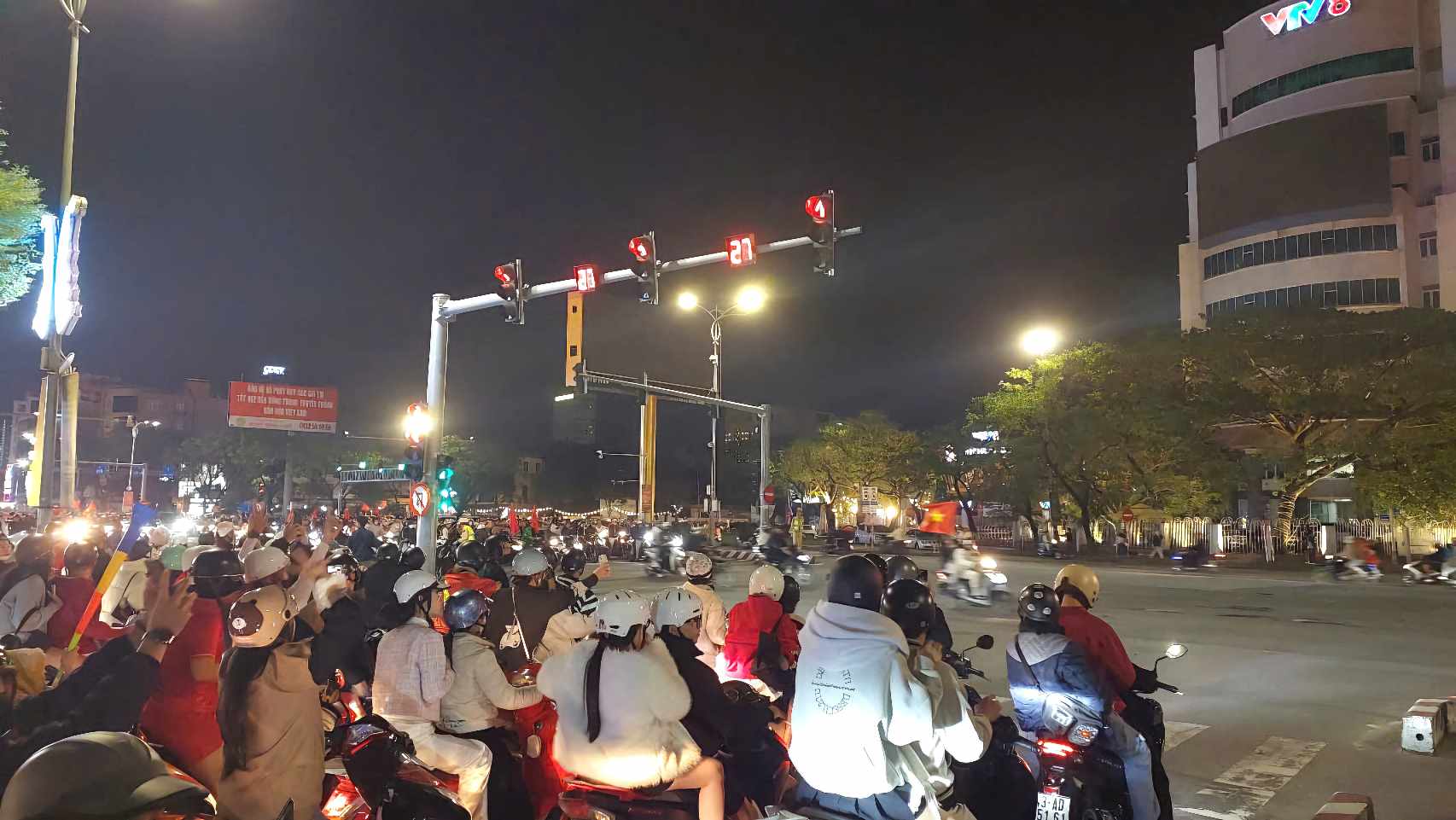 Người d&acirc;n cả nước xuống đường mừng tuyển Việt Nam v&ocirc; địch AFF Cup lần thứ 3- Ảnh 12.