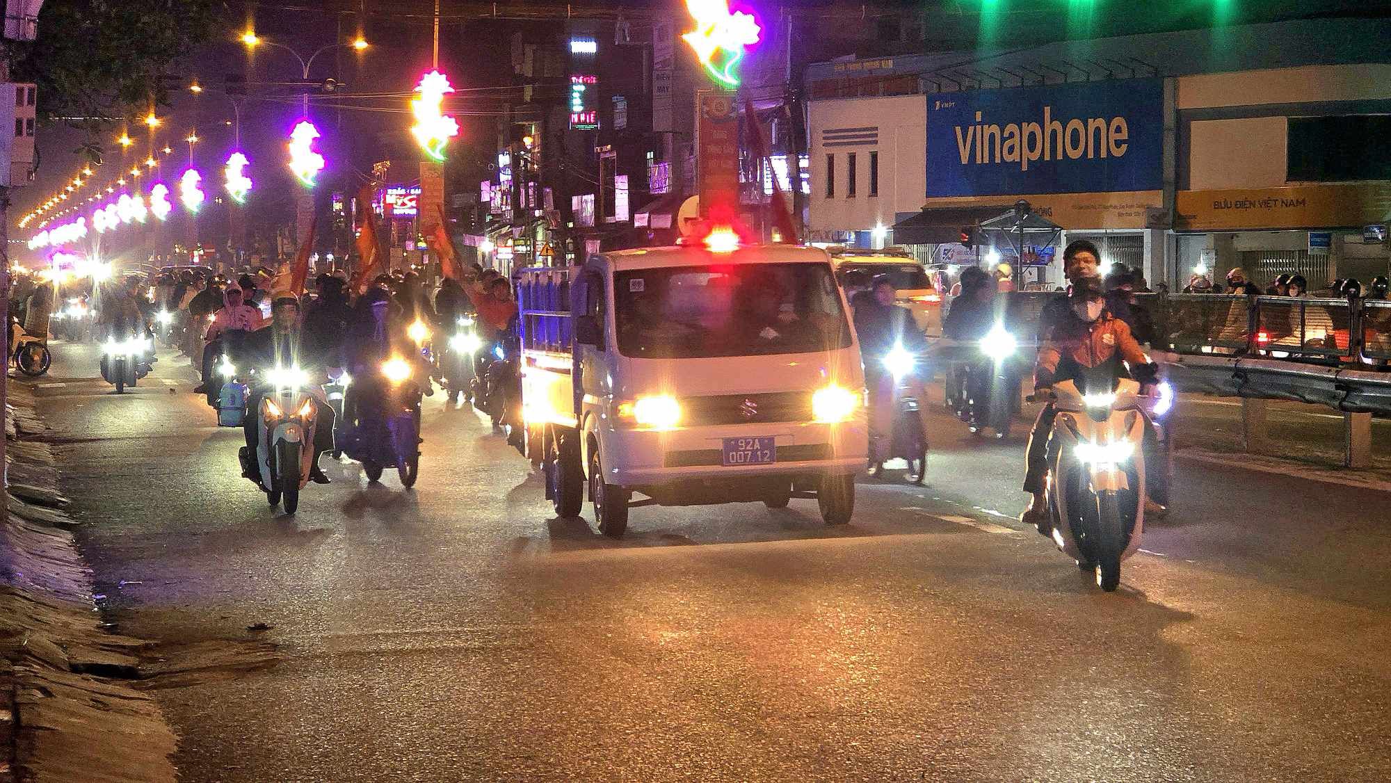 Người d&acirc;n cả nước xuống đường mừng tuyển Việt Nam v&ocirc; địch AFF Cup lần thứ 3- Ảnh 13.