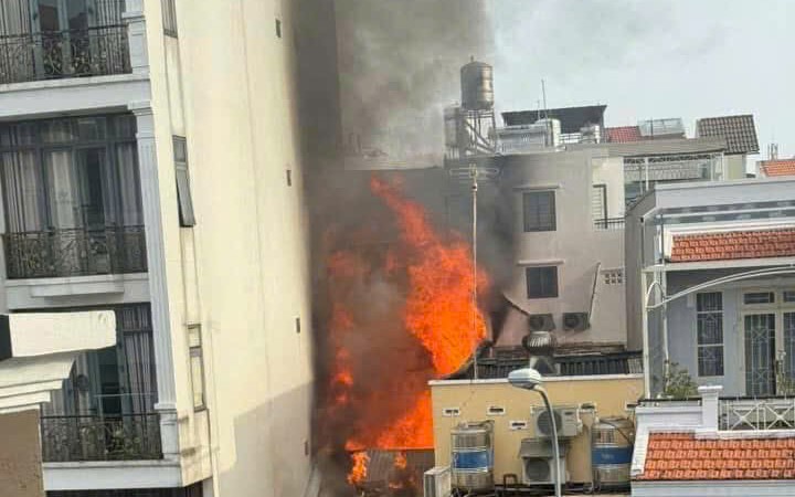 Cặp vợ chồng tử vong trong ngôi nhà cháy lúc rạng sáng ở Quảng Nam- Ảnh 2. TP.HCM: Cháy nhà trên đường Thích Quảng Đức, người đàn ông thoát nạn