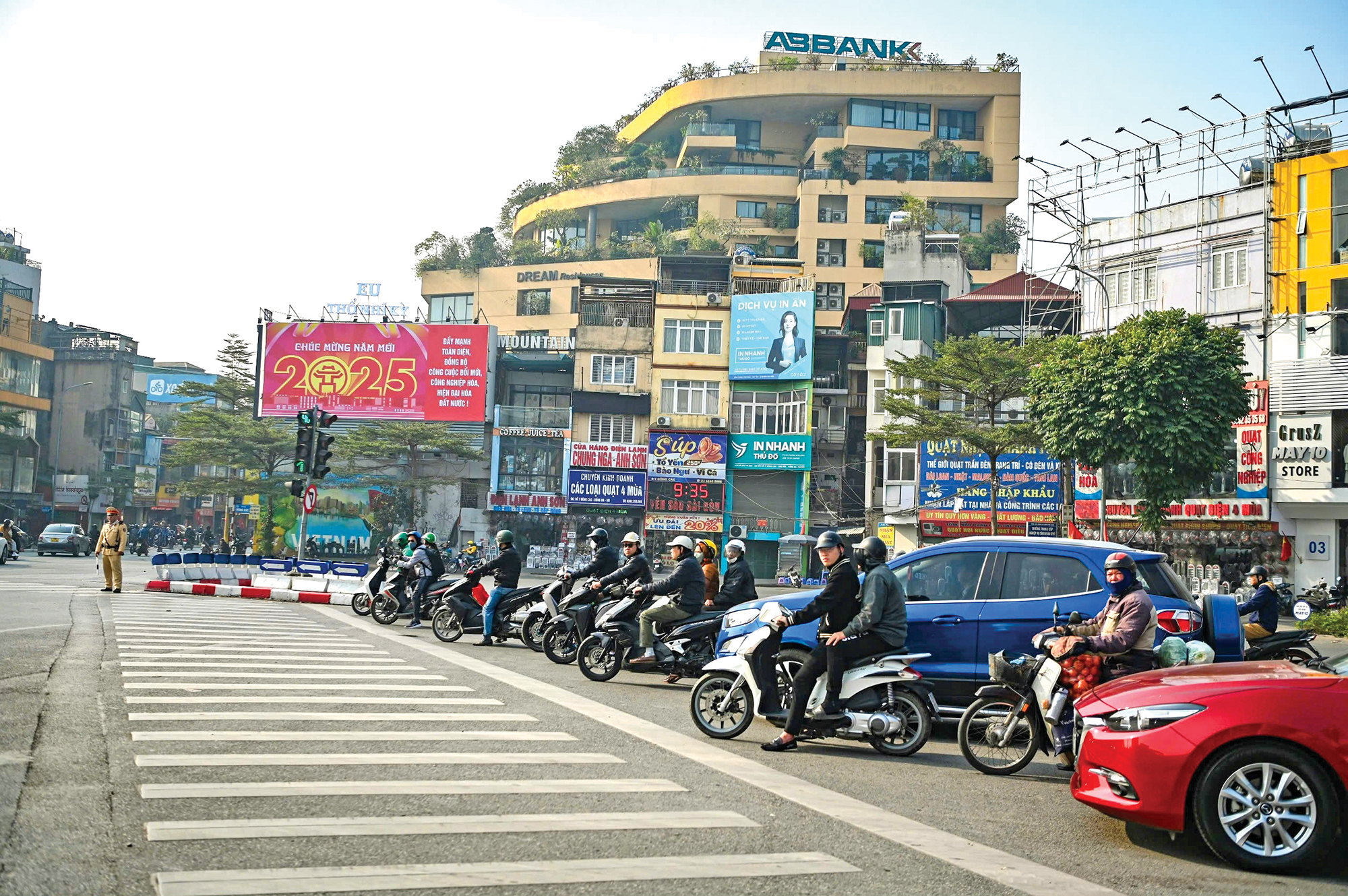 Vượt đ&egrave;n đỏ, đi ngược chiều giảm mạnh- Ảnh 1.