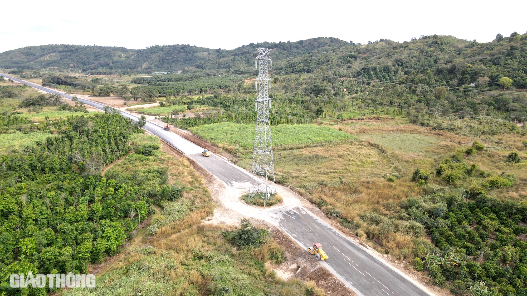 Chốt phương &aacute;n di dời trụ điện "mọc" giữa dự &aacute;n đường 1.800 tỷ ở Đắk Lắk- Ảnh 1.