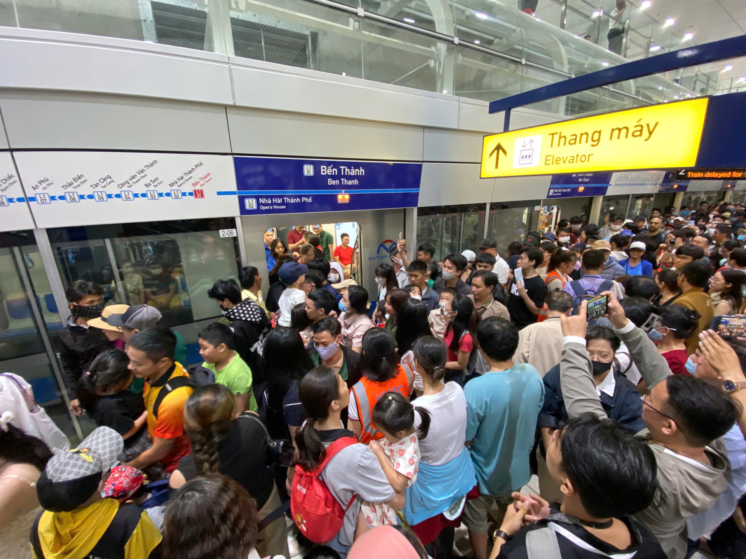 H&agrave;nh kh&aacute;ch đi Metro số 1 trong 2 tuần đầu đạt 300% so với kế hoạch- Ảnh 2.