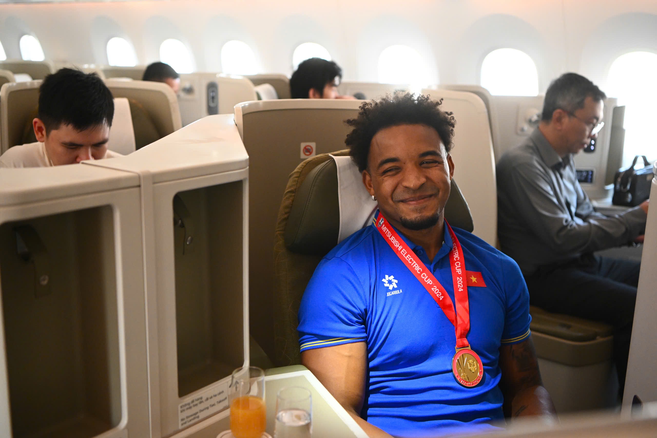 Vietnam Airlines tặng vé máy bay hạng thương gia cho đội tuyển Việt Nam- Ảnh 4. Vietnam Airlines tặng vé máy bay hạng thương gia cho đội tuyển Việt Nam- Ảnh 4.