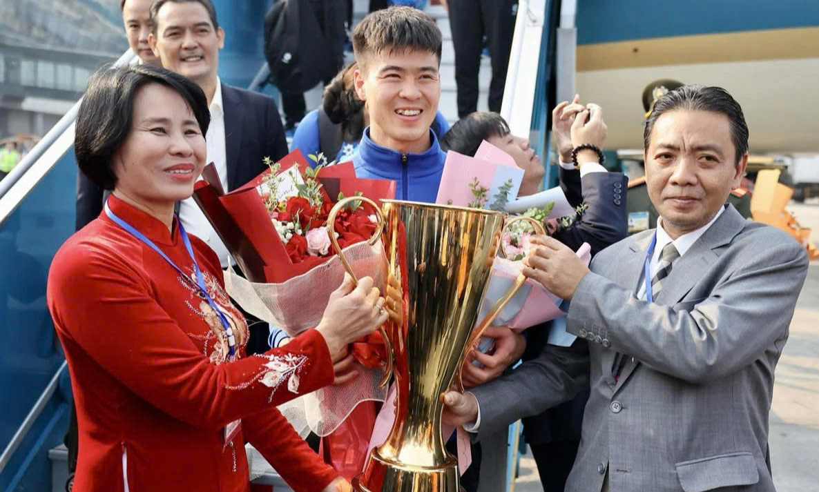 Đội tuyển Việt Nam mang vinh quang về nước, triệu trái tim đón chờ- Ảnh 10. Đội tuyển Việt Nam mang vinh quang về nước, triệu trái tim đón chờ- Ảnh 10.