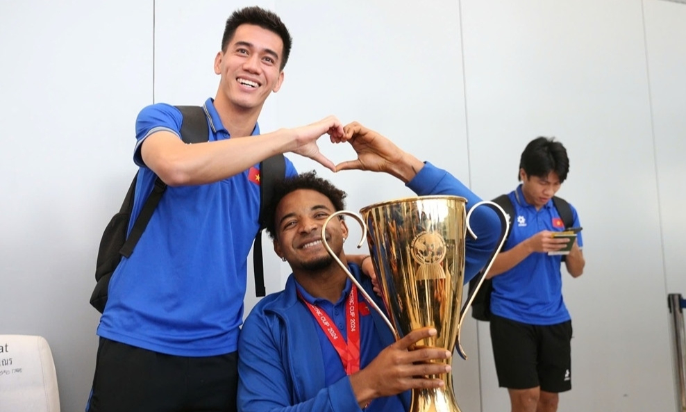 Đội tuyển Việt Nam mang vinh quang về nước, triệu trái tim đón chờ- Ảnh 16. Đội tuyển Việt Nam mang vinh quang về nước, triệu trái tim đón chờ- Ảnh 16.