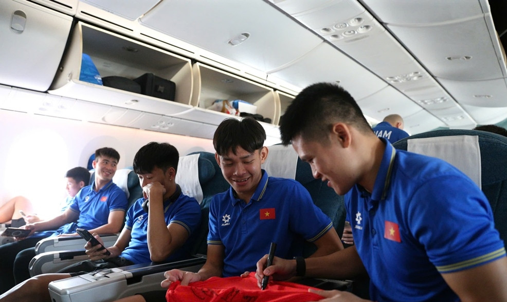 Đội tuyển Việt Nam mang vinh quang về nước, triệu trái tim đón chờ- Ảnh 14. Đội tuyển Việt Nam mang vinh quang về nước, triệu trái tim đón chờ- Ảnh 14.