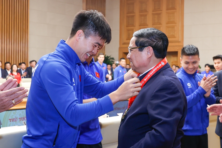 Thủ tướng: B&oacute;ng đ&aacute; Việt Nam đặt mục ti&ecirc;u v&ocirc; địch ch&acirc;u &Aacute;, tham dự World Cup- Ảnh 8.