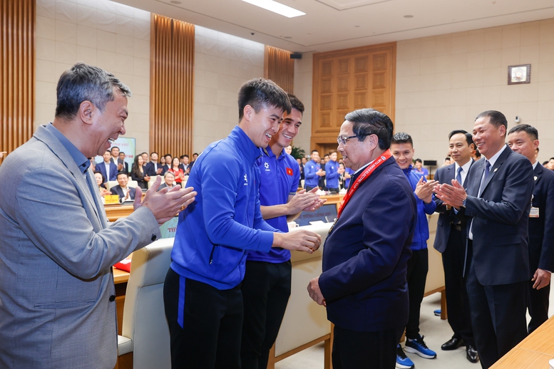 Thủ tướng: B&oacute;ng đ&aacute; Việt Nam đặt mục ti&ecirc;u v&ocirc; địch ch&acirc;u &Aacute;, tham dự World Cup- Ảnh 1.