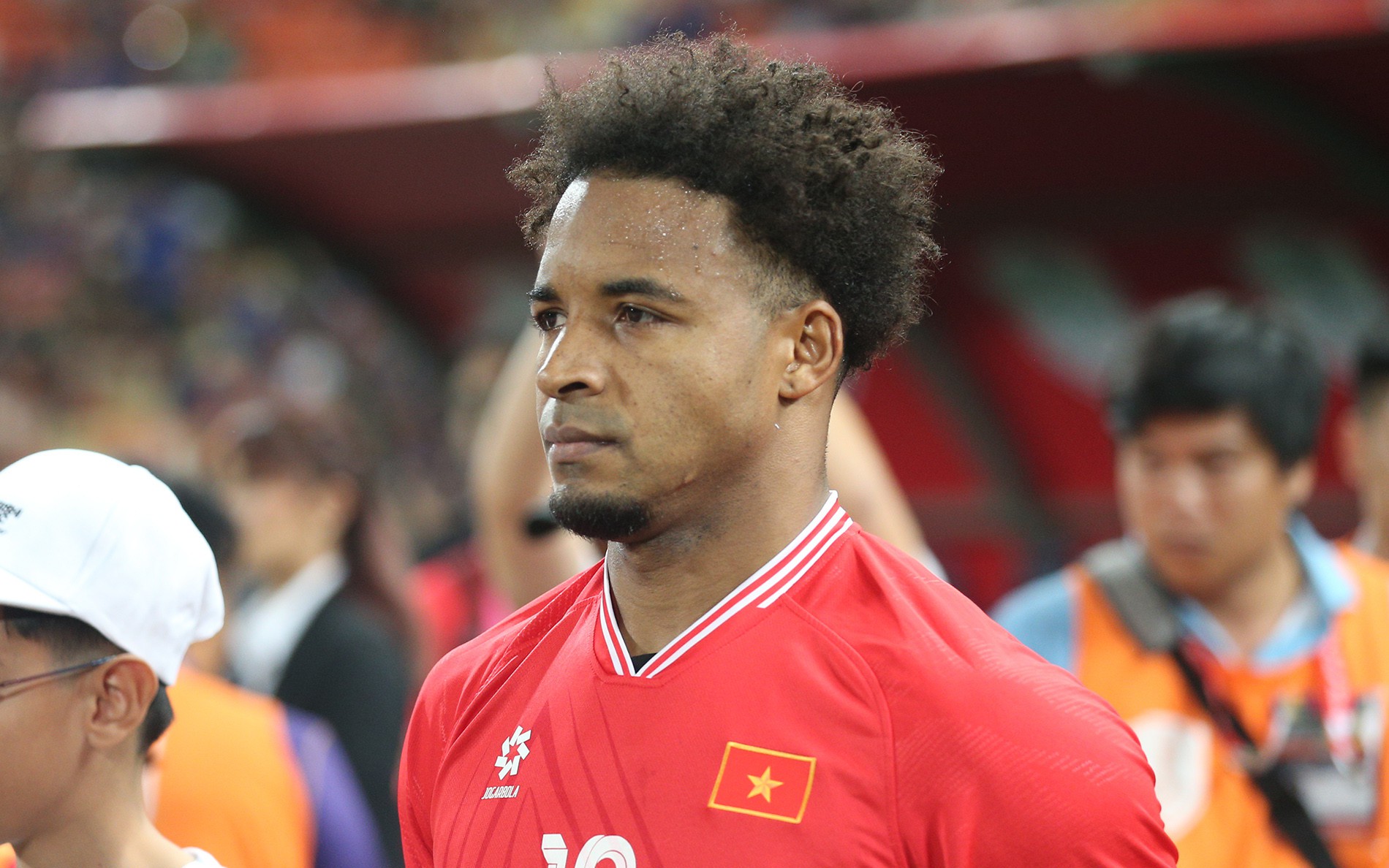 Đội tuyển Việt Nam mang vinh quang về nước, triệu trái tim đón chờ- Ảnh 17. Đội tuyển Việt Nam về nước, xe cứu thương vào tận chân máy bay đón Xuân Son