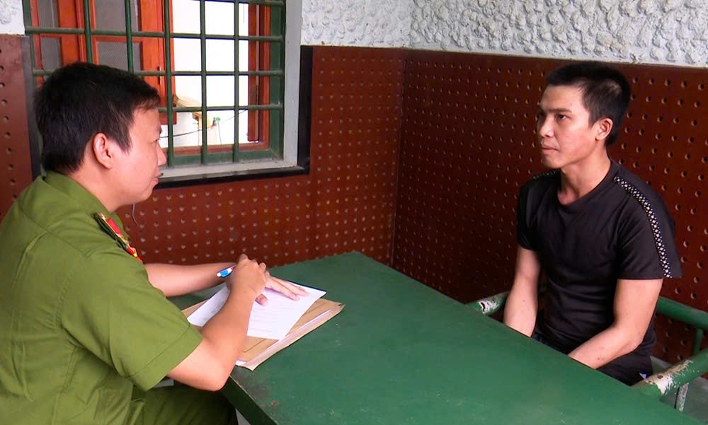 Cho c&ocirc; g&aacute;i đi nhờ xe, thanh ni&ecirc;n lộ &yacute; đồ hiếp d&acirc;m- Ảnh 1.