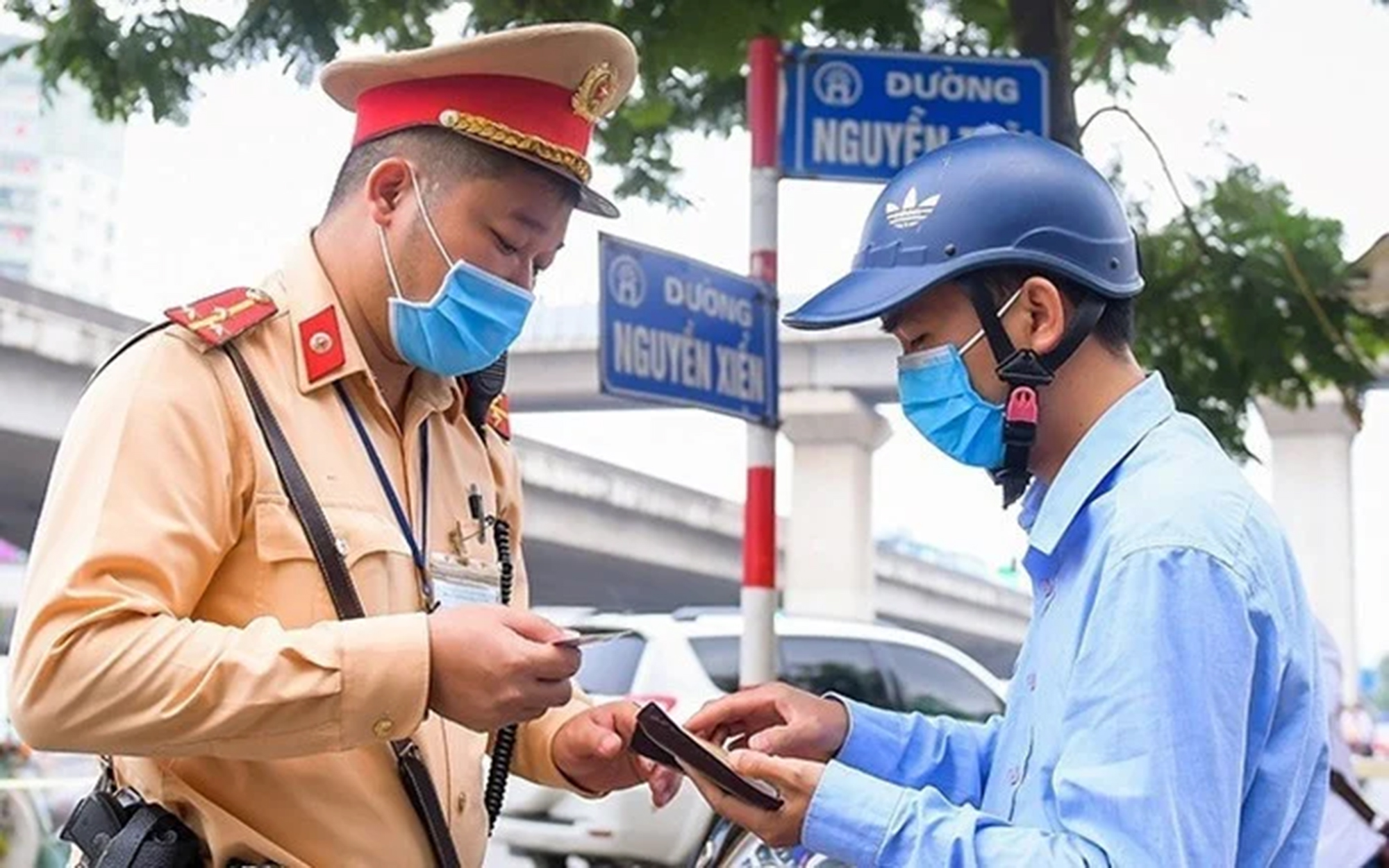 Mượn xe người kh&aacute;c c&oacute; bị phạt lỗi kh&ocirc;ng ch&iacute;nh chủ?- Ảnh 1.