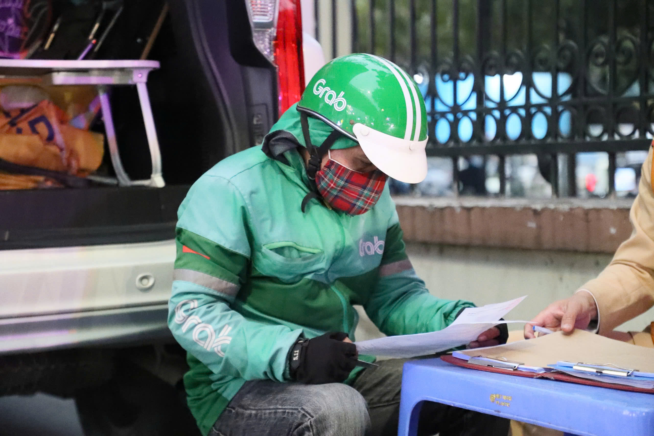 Nhiều t&agrave;i xế xe &ocirc;m bủn rủn khi nhận phạt 5 triệu v&igrave; đi l&ecirc;n vỉa h&egrave;- Ảnh 9.