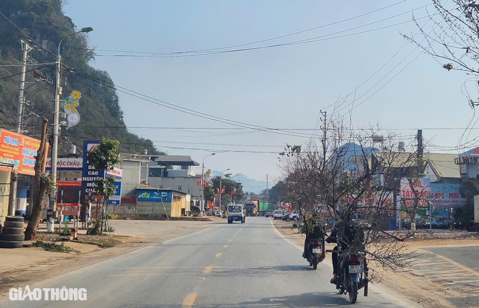 Đ&agrave;o v&ugrave;ng cao Sơn La tấp nập xuống phố- Ảnh 6.