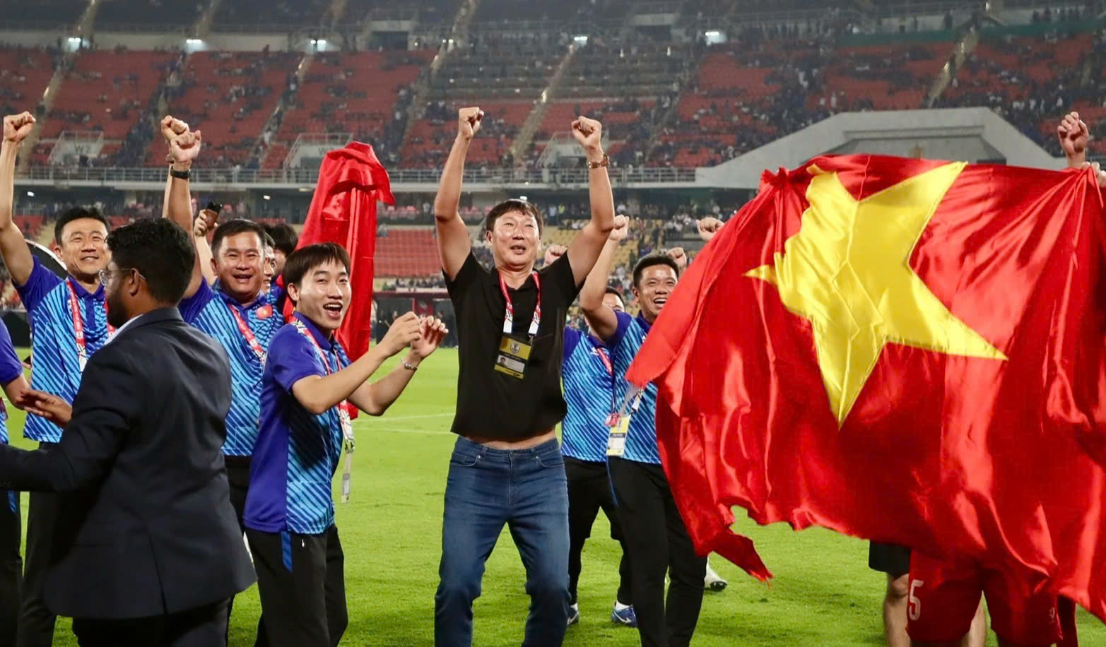 HLV Kim Sang-sik mơ cầu thủ Việt Nam khoác áo MU- Ảnh 1. HLV Kim Sang-sik mơ cầu thủ Việt Nam khoác áo MU- Ảnh 1.