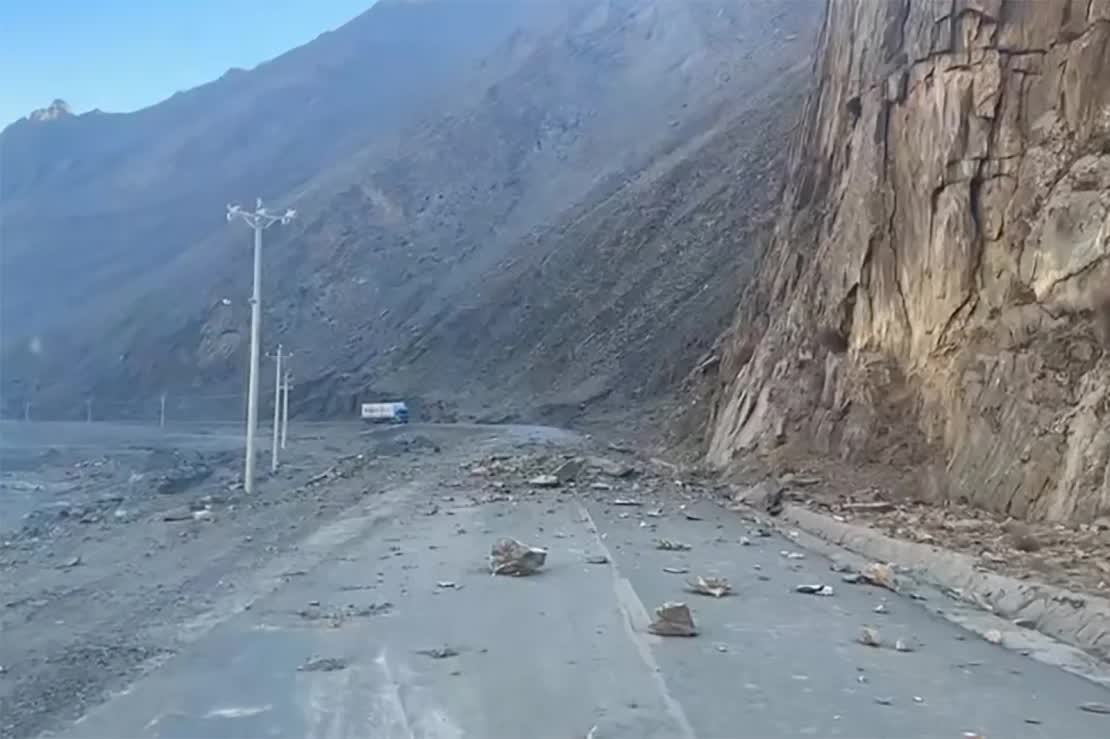 Cảnh tượng tan hoang sau động đất kinh ho&agrave;ng ở T&acirc;y Tạng khiến hơn 200 người thương vong- Ảnh 1.