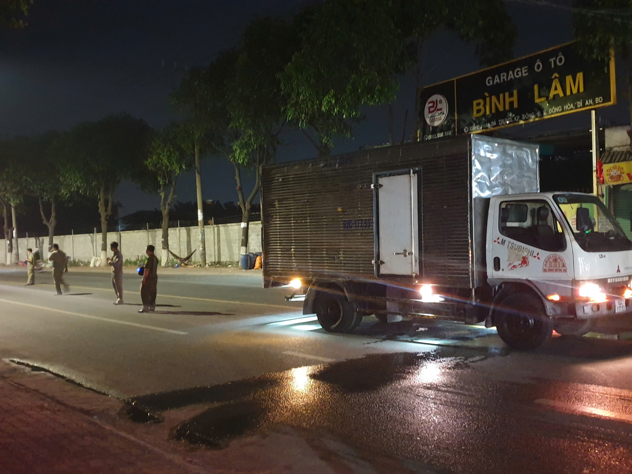 Đi bộ sang đường, người đ&agrave;n &ocirc;ng bị xe tải t&ocirc;ng tử vong- Ảnh 1.