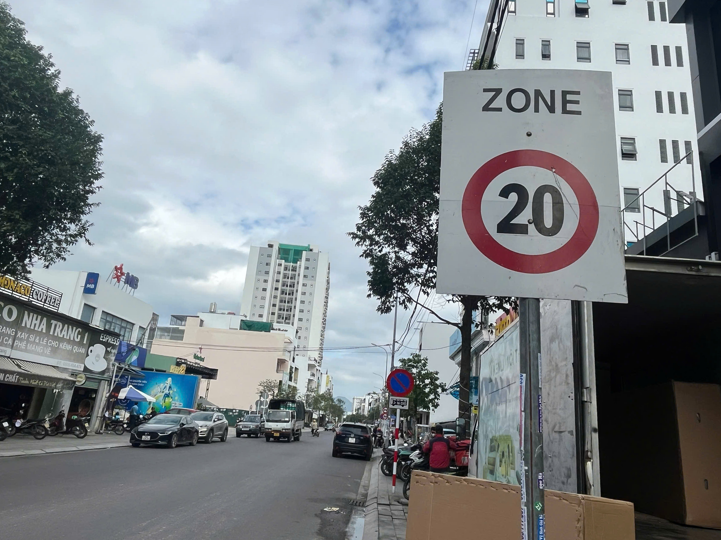 Nha Trang r&agrave; so&aacute;t biển b&aacute;o giao th&ocirc;ng sau khi th&aacute;o dỡ 2 biển b&aacute;o lạ- Ảnh 2.