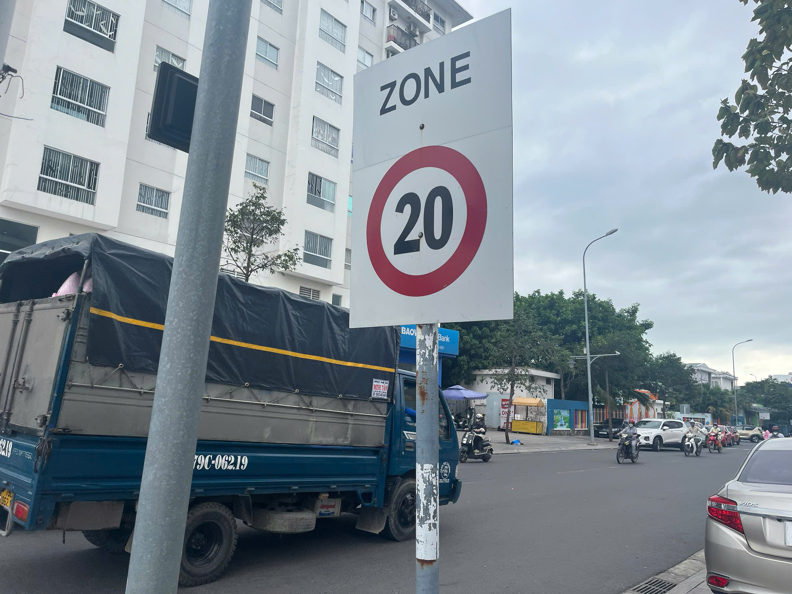 Nha Trang r&agrave; so&aacute;t biển b&aacute;o giao th&ocirc;ng sau khi th&aacute;o dỡ 2 biển b&aacute;o lạ- Ảnh 1.