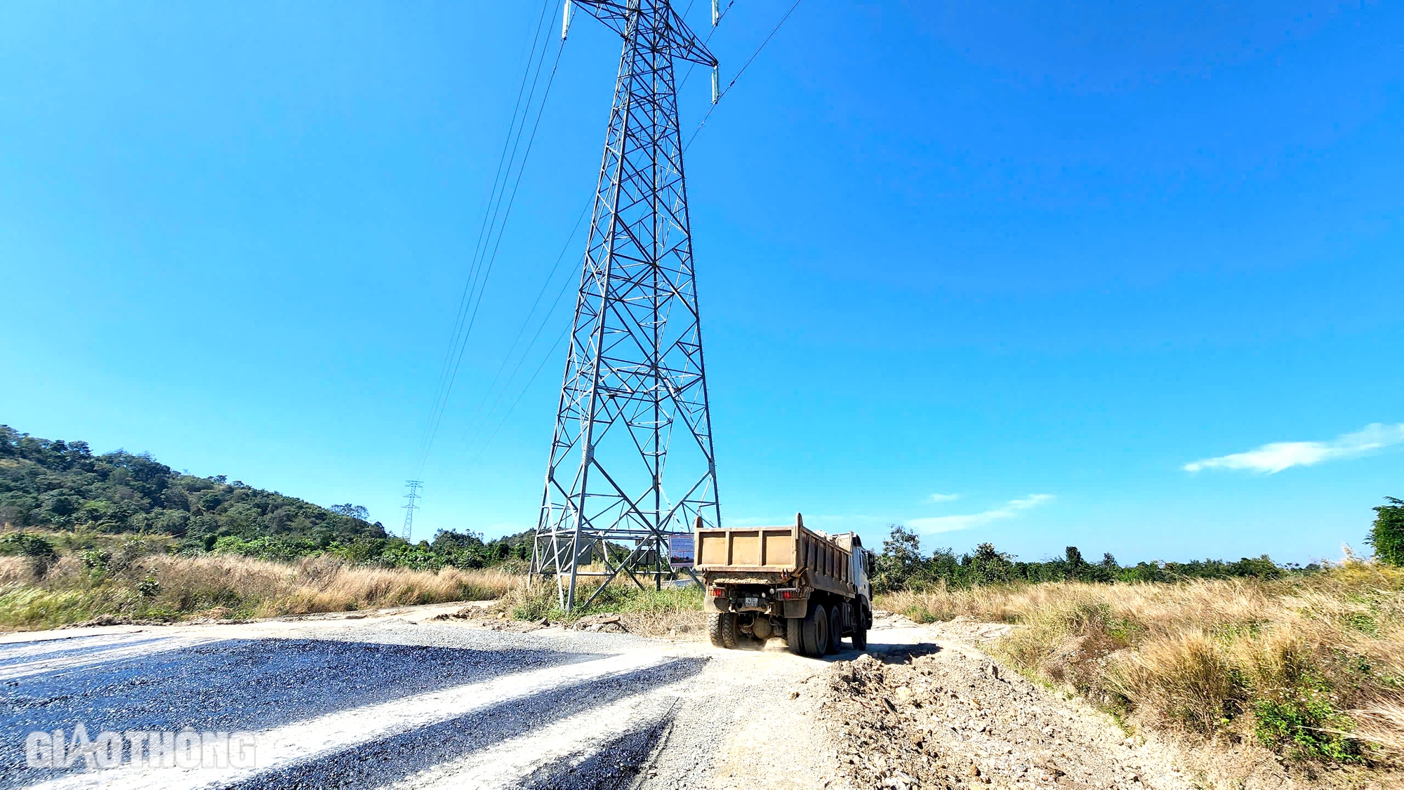 Chốt phương &aacute;n di dời trụ điện "mọc" giữa dự &aacute;n đường 1.800 tỷ ở Đắk Lắk- Ảnh 2.