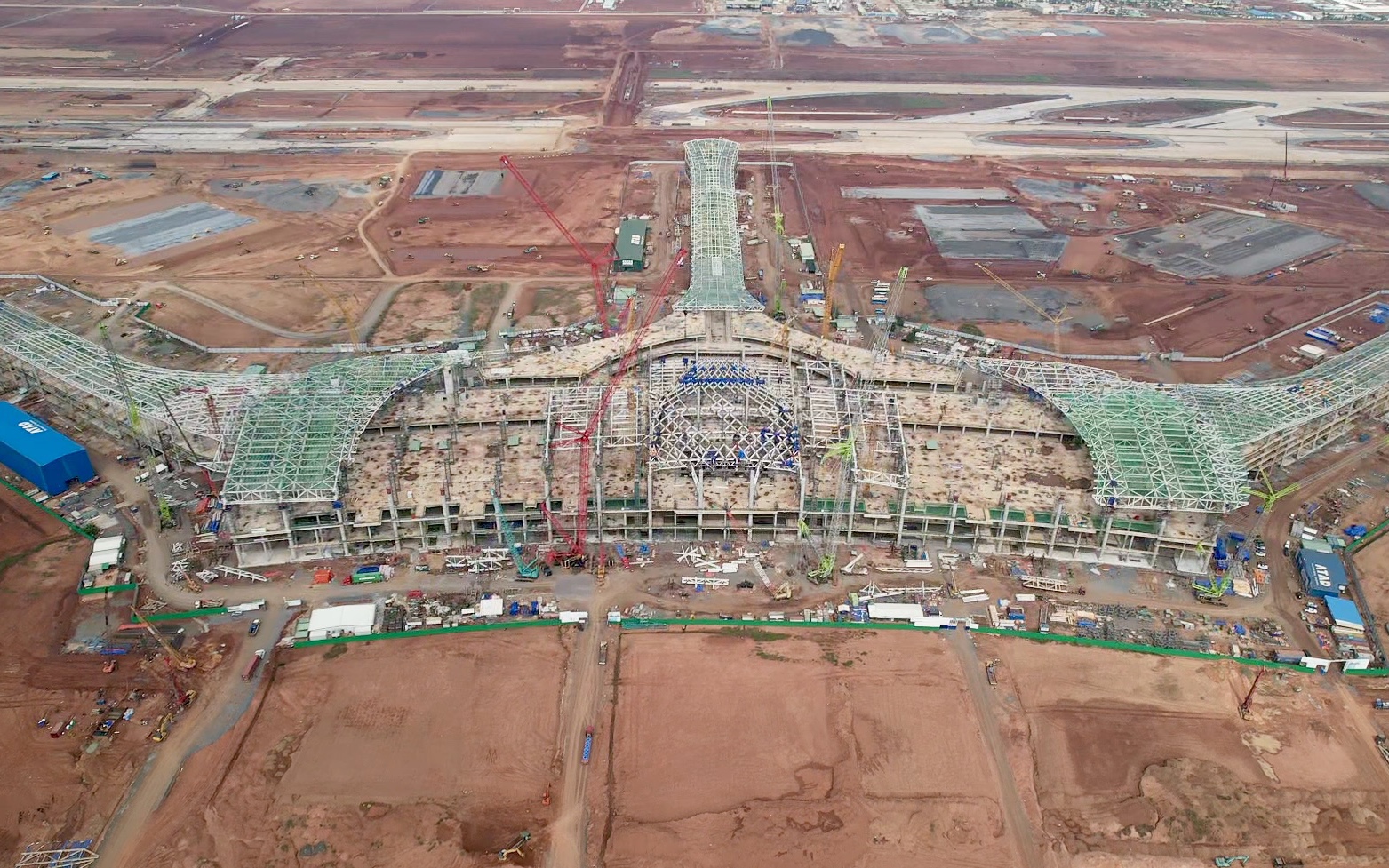 Cận cảnh c&ocirc;ng nh&acirc;n lợp 5 lớp m&aacute;i nh&agrave; ga h&agrave;nh kh&aacute;ch s&acirc;n bay Long Th&agrave;nh