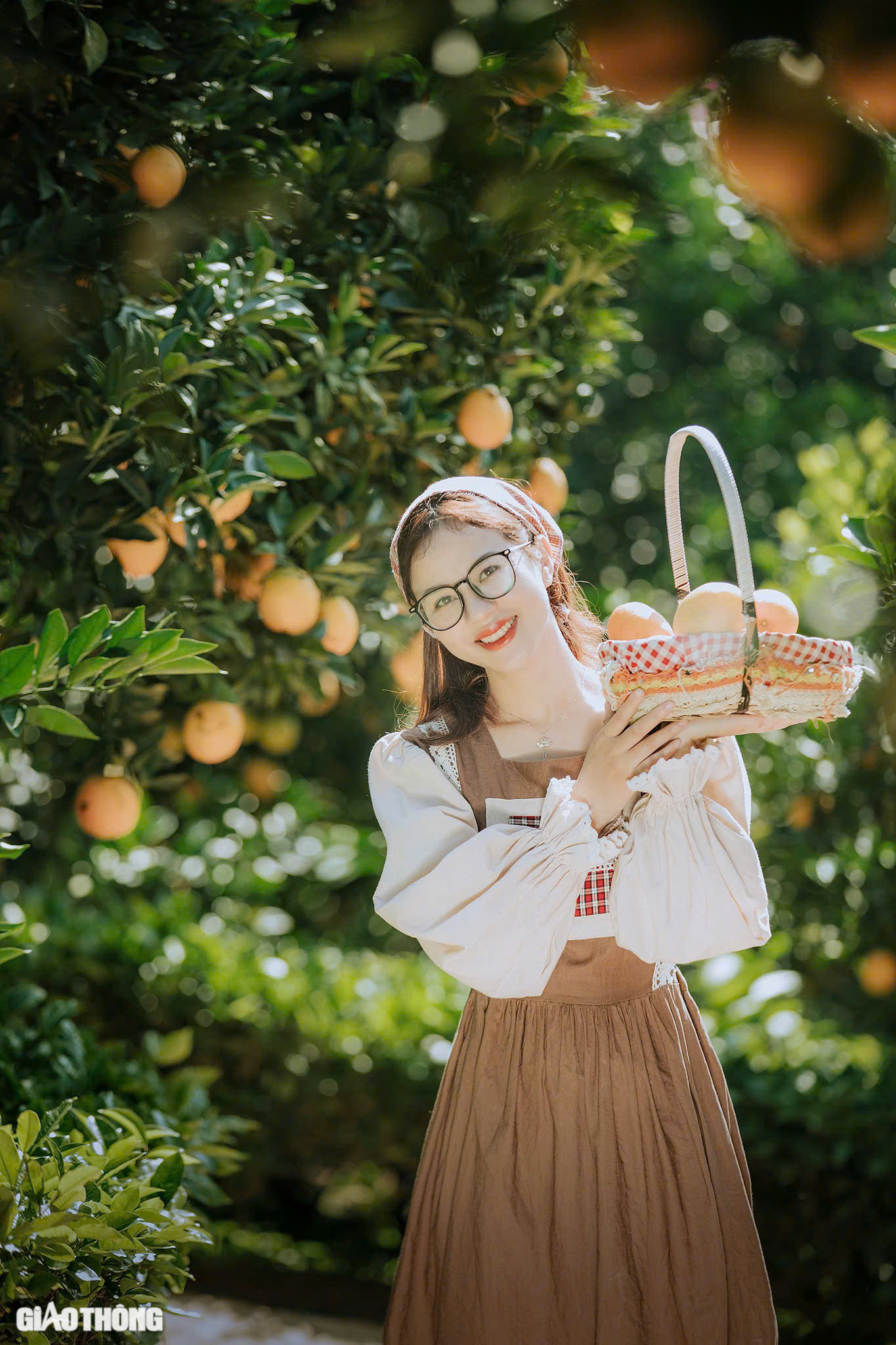 Du kh&aacute;ch th&iacute;ch th&uacute; "săn" ảnh với hoa cải trắng, vườn cam v&agrave;ng ở Mộc Ch&acirc;u- Ảnh 9.