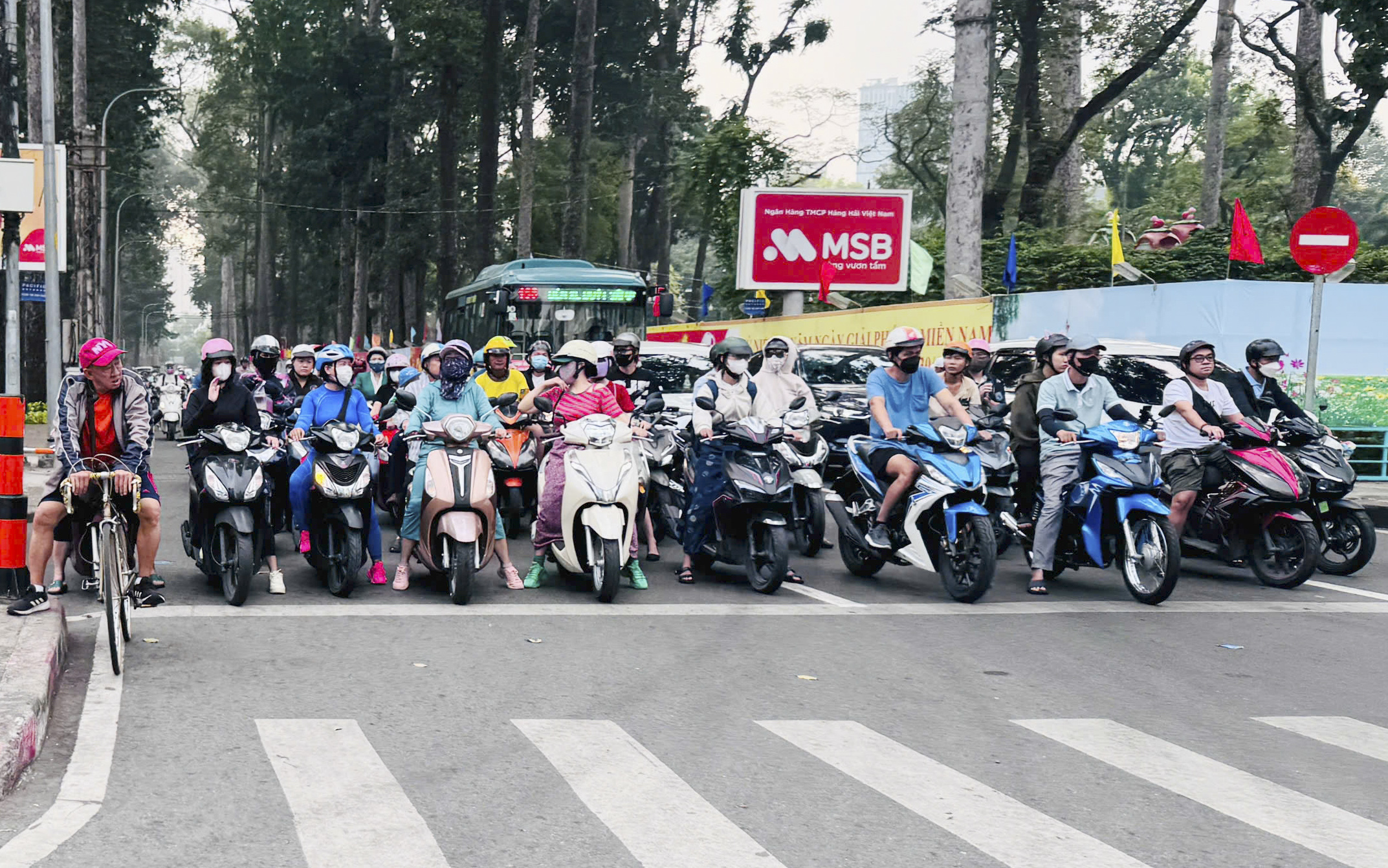 Người d&acirc;n sợ phạt nặng, giao th&ocirc;ng TP.HCM chuyển biến t&iacute;ch cực