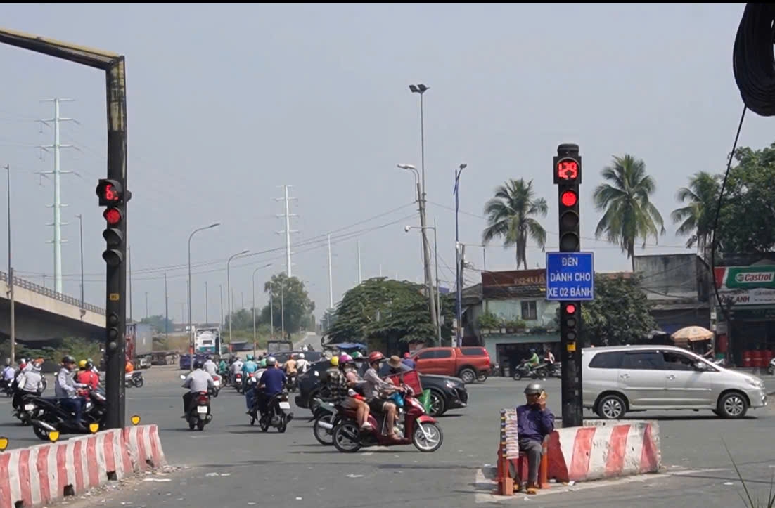 Người d&acirc;n sợ phạt nặng, giao th&ocirc;ng TP.HCM chuyển biến t&iacute;ch cực- Ảnh 4.
