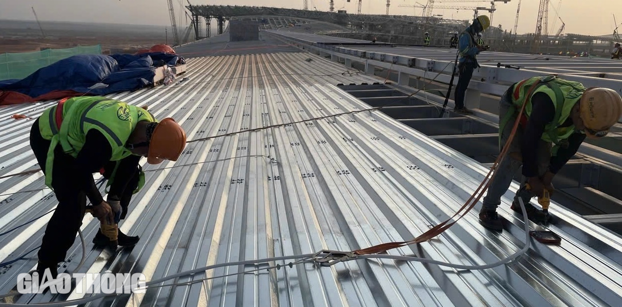 Cận cảnh c&ocirc;ng nh&acirc;n lợp 5 lớp m&aacute;i nh&agrave; ga h&agrave;nh kh&aacute;ch s&acirc;n bay Long Th&agrave;nh- Ảnh 7.