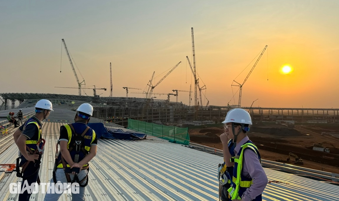 Cận cảnh c&ocirc;ng nh&acirc;n lợp 5 lớp m&aacute;i nh&agrave; ga h&agrave;nh kh&aacute;ch s&acirc;n bay Long Th&agrave;nh- Ảnh 8.