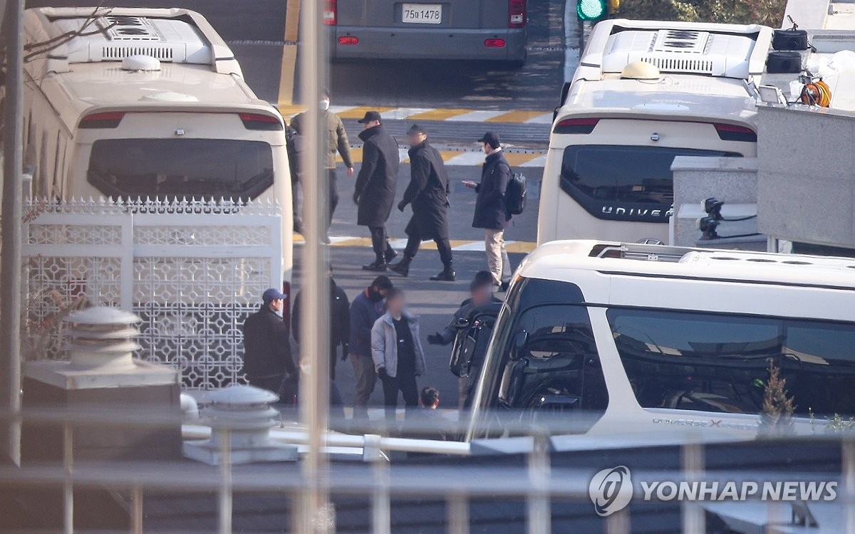 Giám đốc Mật vụ Hàn Quốc từ chức, trình diện cảnh sát- Ảnh 2. Văn phòng Tổng thống Hàn Quốc bác tin đồn ông Yoon Suk Yeol rời khỏi tư dinh