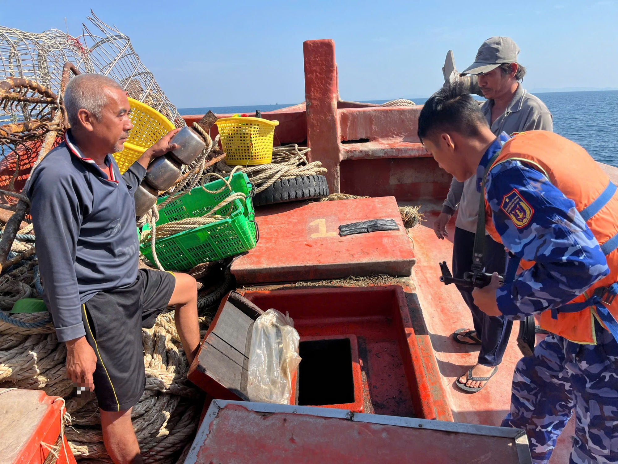 Cảnh s&aacute;t biển bắt t&agrave;u c&aacute; chở 16.000 l&iacute;t dầu DO tr&aacute;i ph&eacute;p tr&ecirc;n biển T&acirc;y Nam- Ảnh 1.