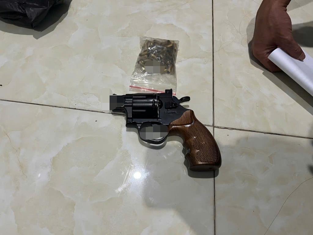 Đồng Nai: Bắt 3 đối tượng t&agrave;ng trữ tr&aacute;i ph&eacute;p s&uacute;ng qu&acirc;n dụng v&agrave; ma t&uacute;y- Ảnh 2.