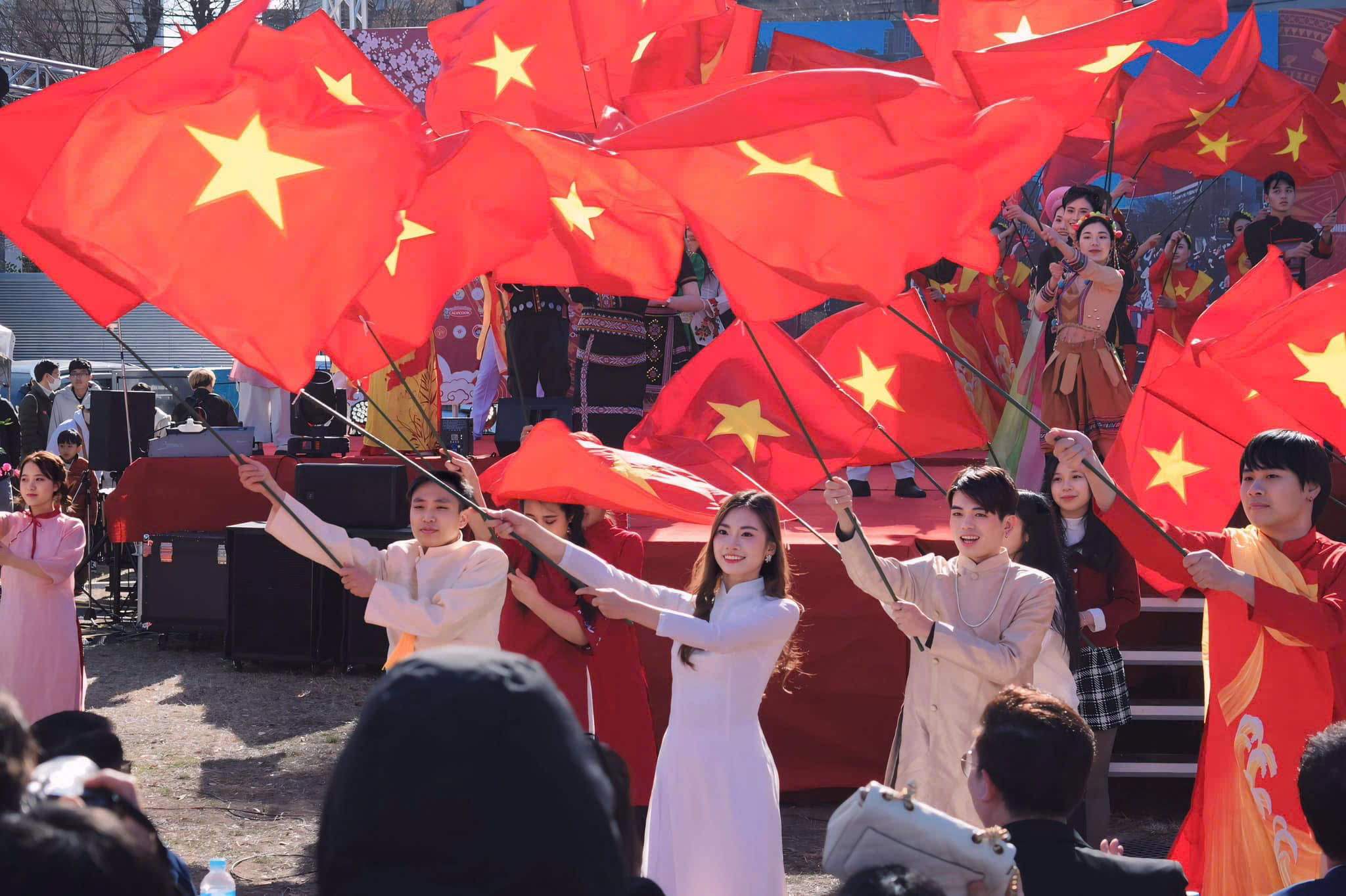 Cờ Việt Nam bay phất phới trong ca kh&uacute;c của chương tr&igrave;nh