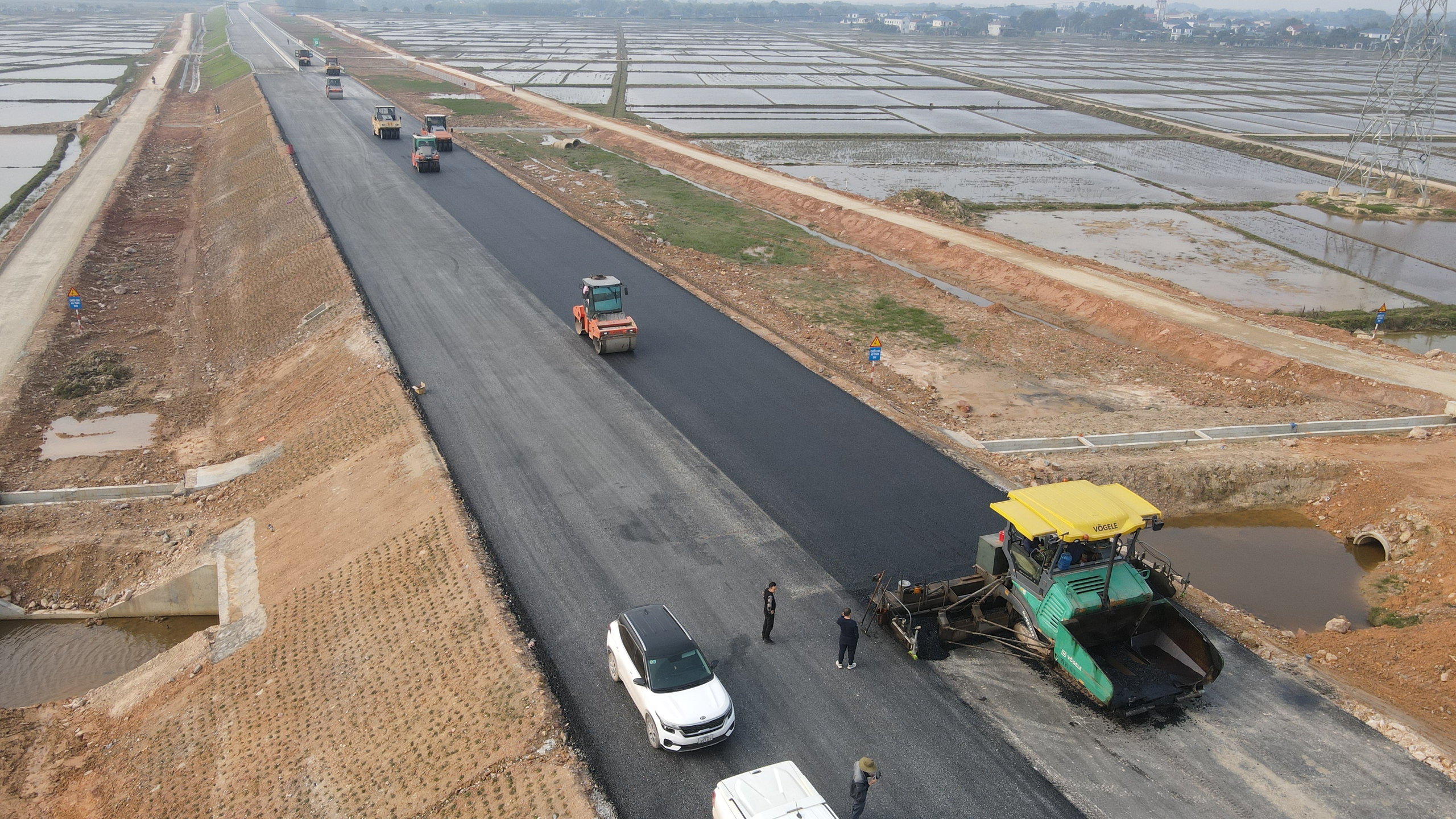 Nhộn nhịp c&ocirc;ng trường cao tốc qua H&agrave; Tĩnh những ng&agrave;y đầu năm- Ảnh 5.